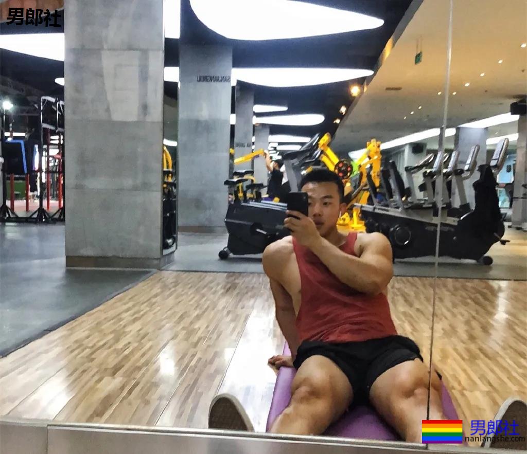 21岁东北肌肉救生员走红，自拍照显惊人实力，想被他救援! - 51虹马