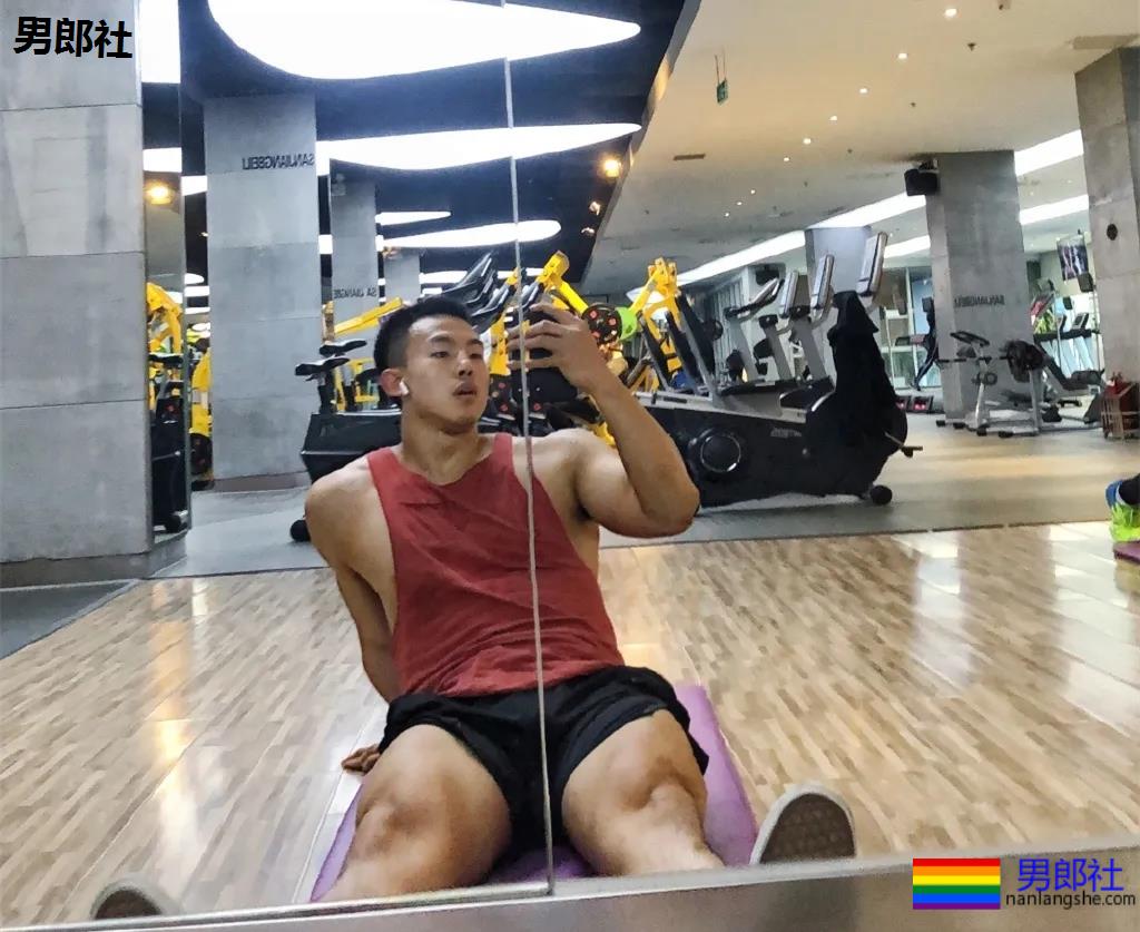 21岁东北肌肉救生员走红，自拍照显惊人实力，想被他救援! - 51虹马