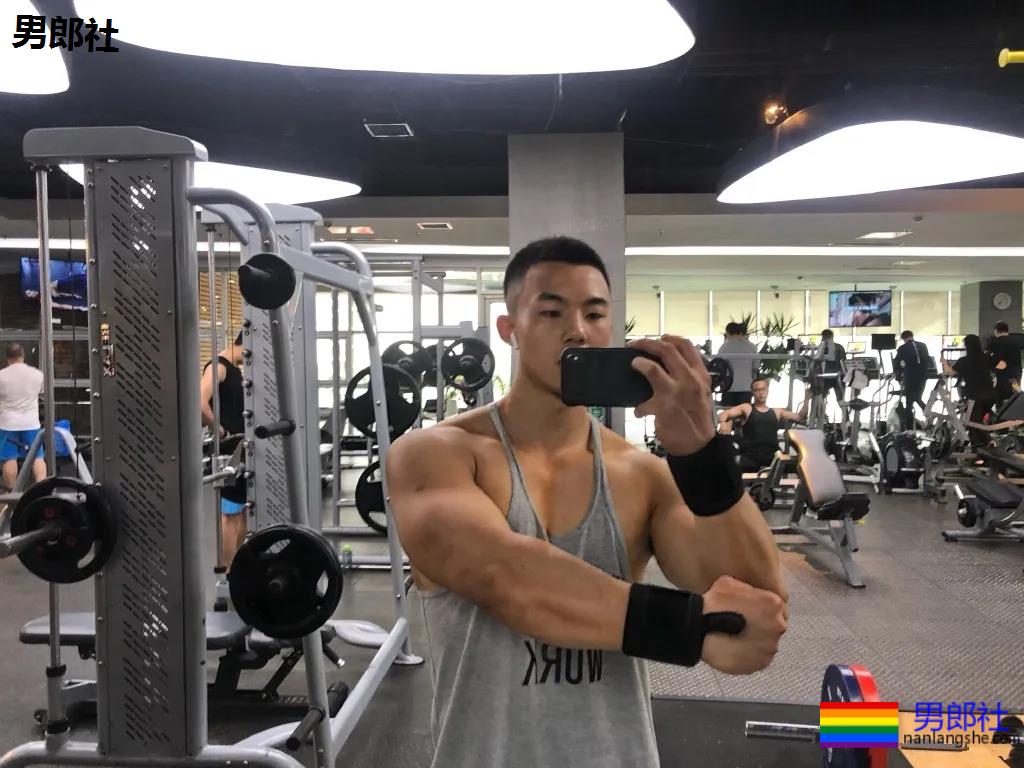 21岁东北肌肉救生员走红，自拍照显惊人实力，想被他救援! - 51虹马