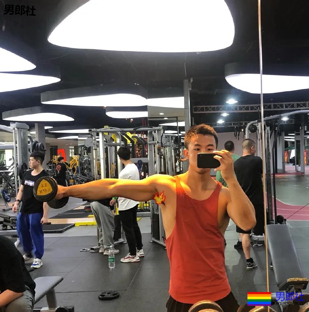 21岁东北肌肉救生员走红，自拍照显惊人实力，想被他救援! - 51虹马