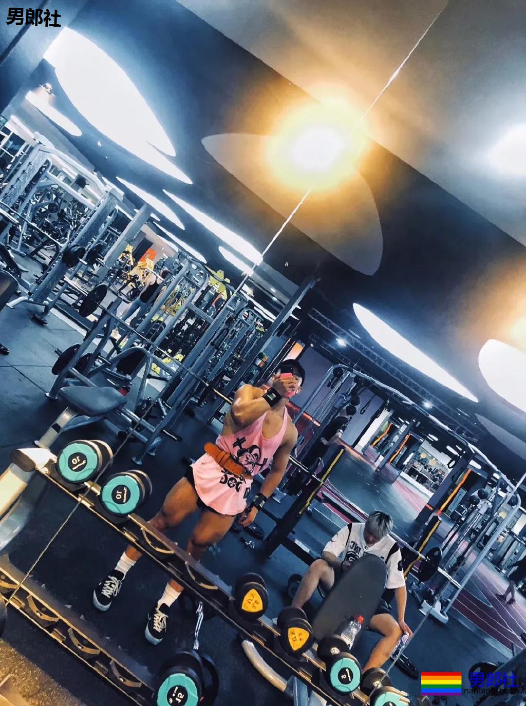 21岁东北肌肉救生员走红，自拍照显惊人实力，想被他救援! - 51虹马