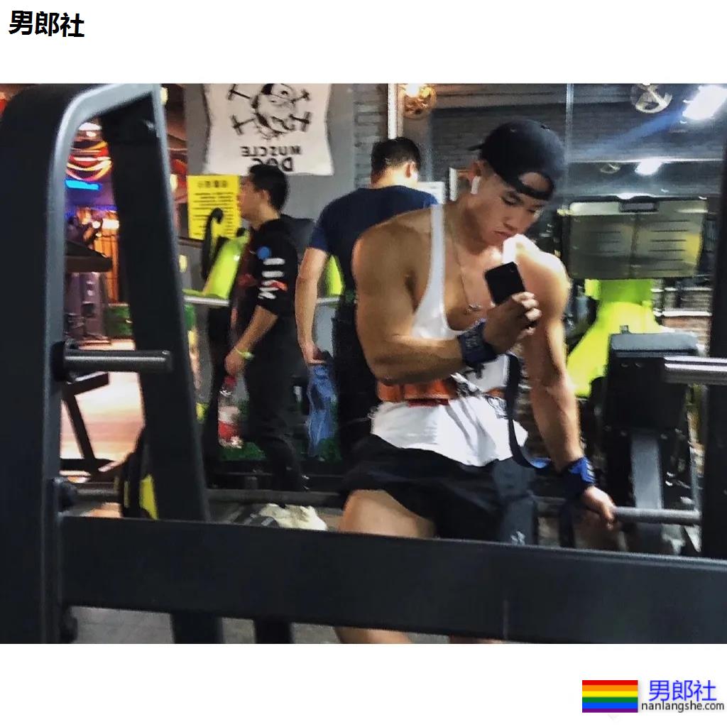 21岁东北肌肉救生员走红，自拍照显惊人实力，想被他救援! - 51虹马