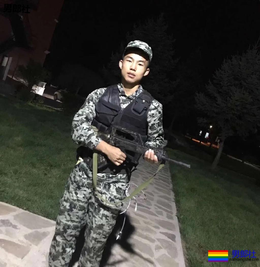 21岁东北肌肉救生员走红，自拍照显惊人实力，想被他救援! - 51虹马