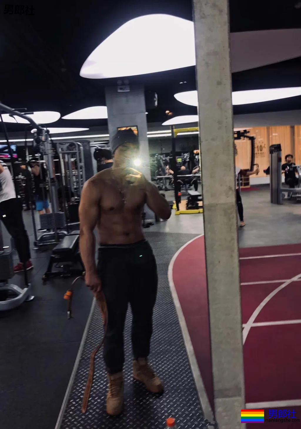 21岁东北肌肉救生员走红，自拍照显惊人实力，想被他救援! - 51虹马