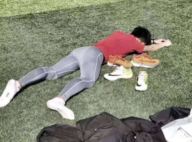 90后武术教练晚上偷偷溜进男生的被窝，竟干出这种禽兽行为-51虹马