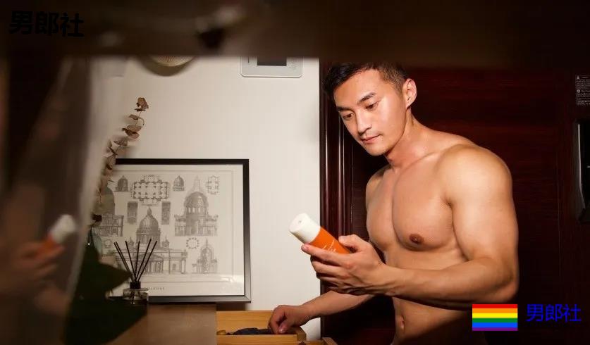 北外红泳裤小哥走红，这身材也太绝了！ - 51虹马