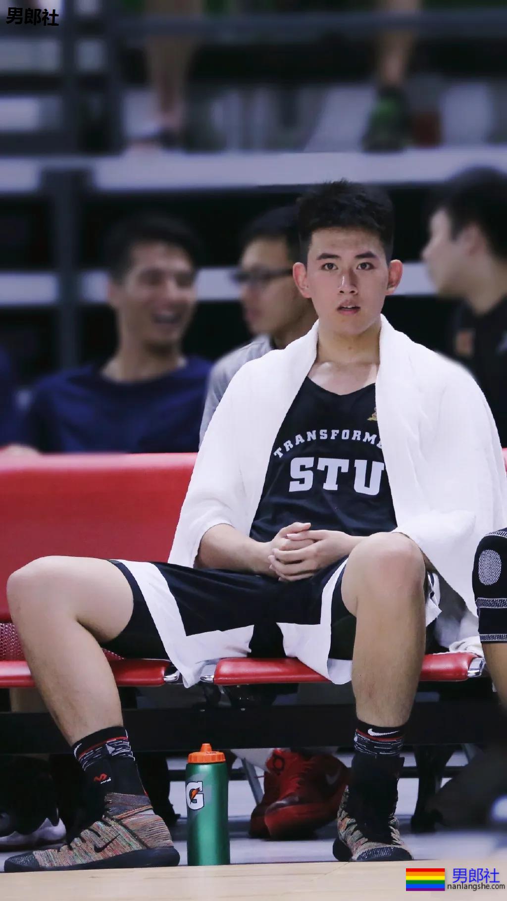 00后汕大篮球体育生校草,2米03长腿大鼻子,这个直男奶凶! - 51虹马 00后汕大篮球体育生校草,2米03长腿大鼻子,这个直男奶凶! - 51虹马