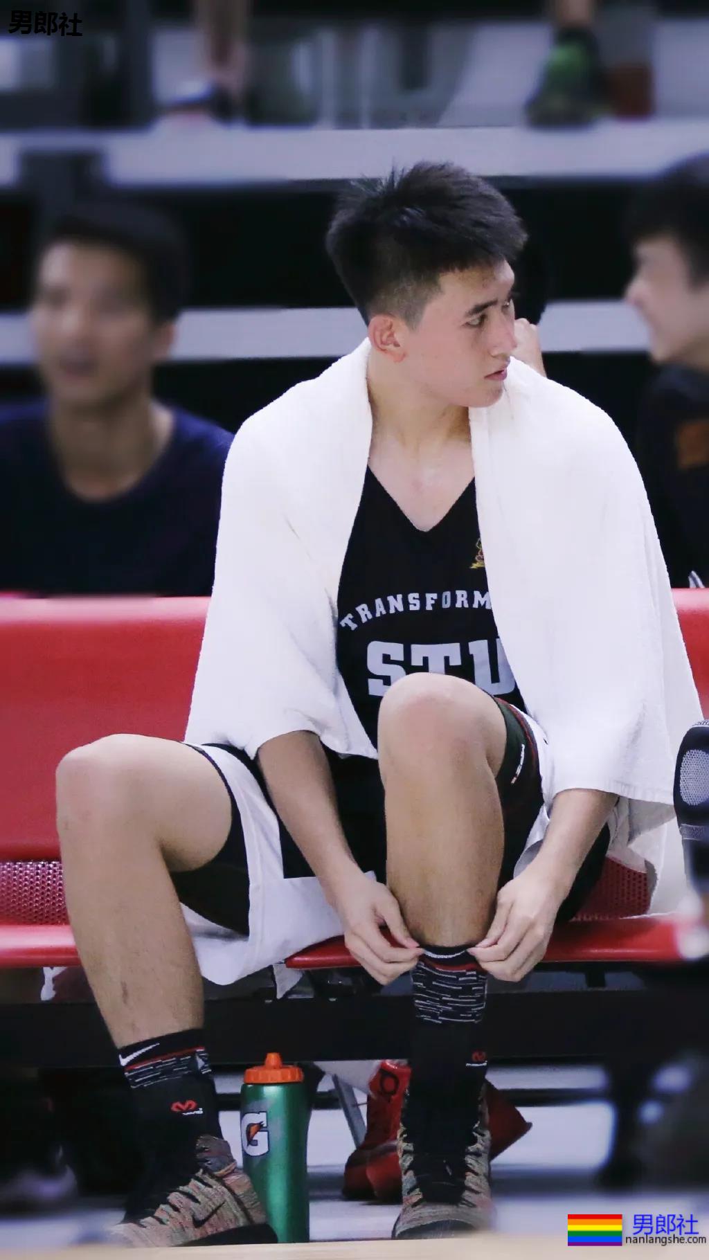 00后汕大篮球体育生校草,2米03长腿大鼻子,这个直男奶凶! - 51虹马 00后汕大篮球体育生校草,2米03长腿大鼻子,这个直男奶凶! - 51虹马