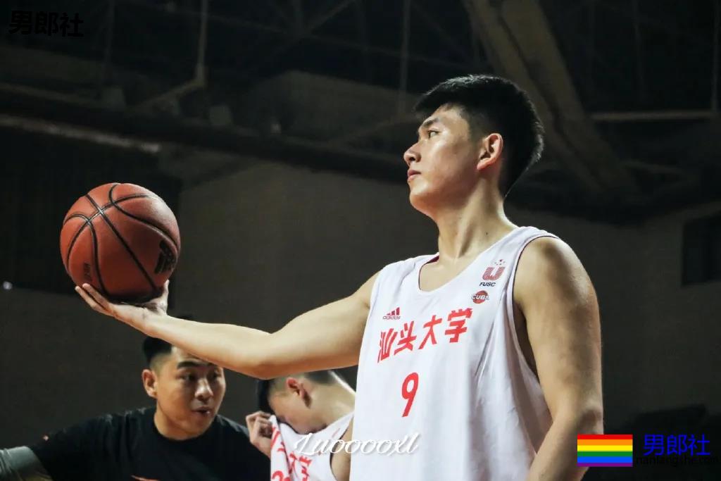 00后汕大篮球体育生校草,2米03长腿大鼻子,这个直男奶凶! - 51虹马 00后汕大篮球体育生校草,2米03长腿大鼻子,这个直男奶凶! - 51虹马