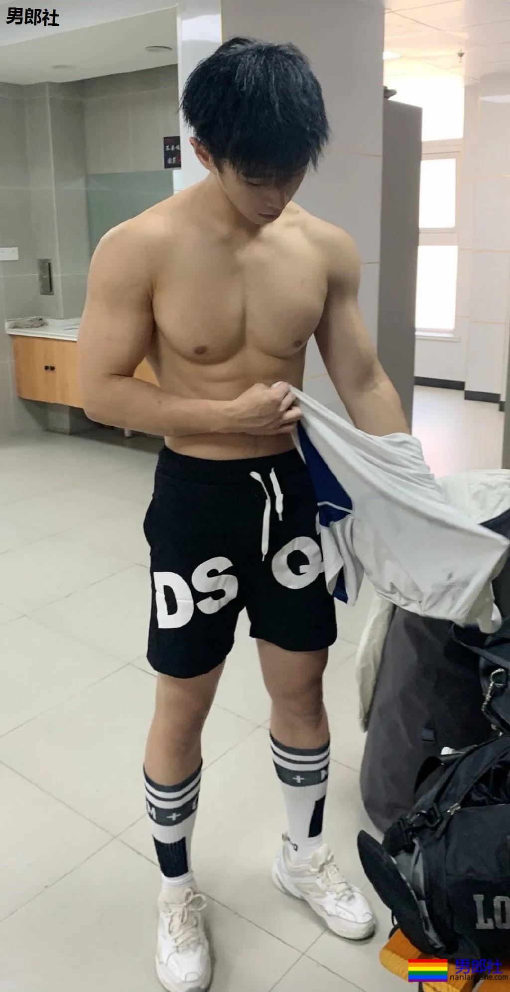 更衣室被爆的纯1体育生~ - 51虹马
