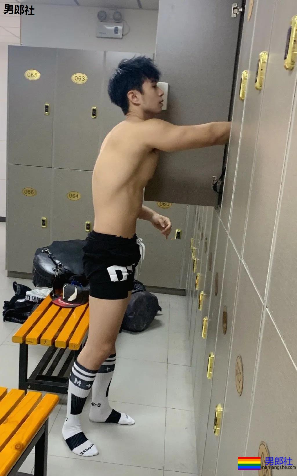 更衣室被爆的纯1体育生~ - 51虹马
