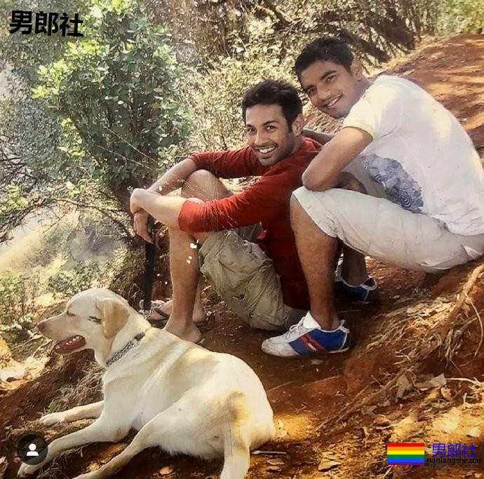 假扮表亲13年后，宝莱坞电影人与同性伴侣共筑爱巢 - 51虹马