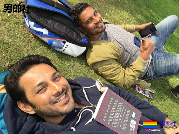 假扮表亲13年后，宝莱坞电影人与同性伴侣共筑爱巢 - 51虹马