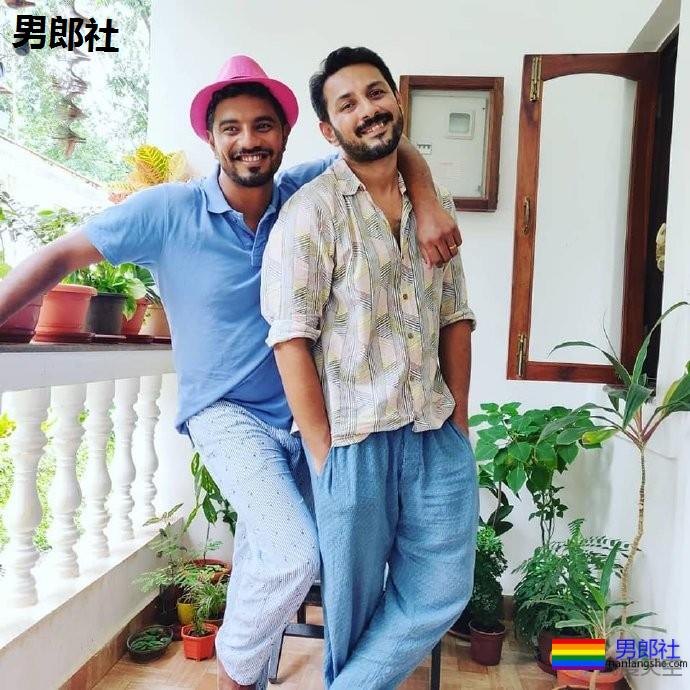 假扮表亲13年后，宝莱坞电影人与同性伴侣共筑爱巢 - 51虹马