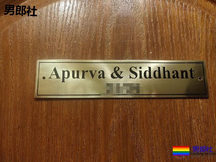 假扮表亲13年后，宝莱坞电影人与同性伴侣共筑爱巢 - 51虹马