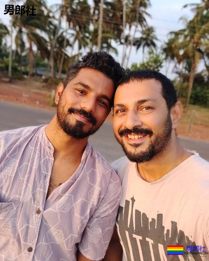 假扮表亲13年后，宝莱坞电影人与同性伴侣共筑爱巢 - 51虹马