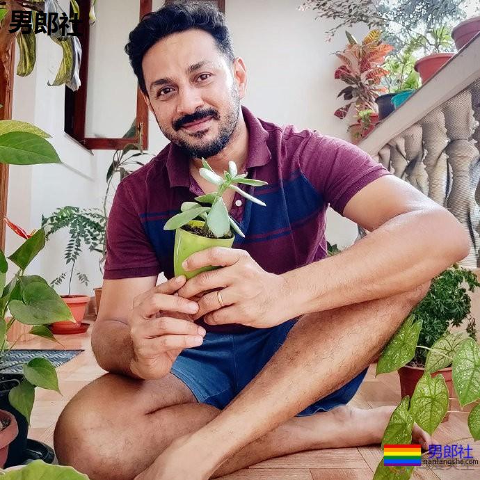 假扮表亲13年后，宝莱坞电影人与同性伴侣共筑爱巢 - 51虹马