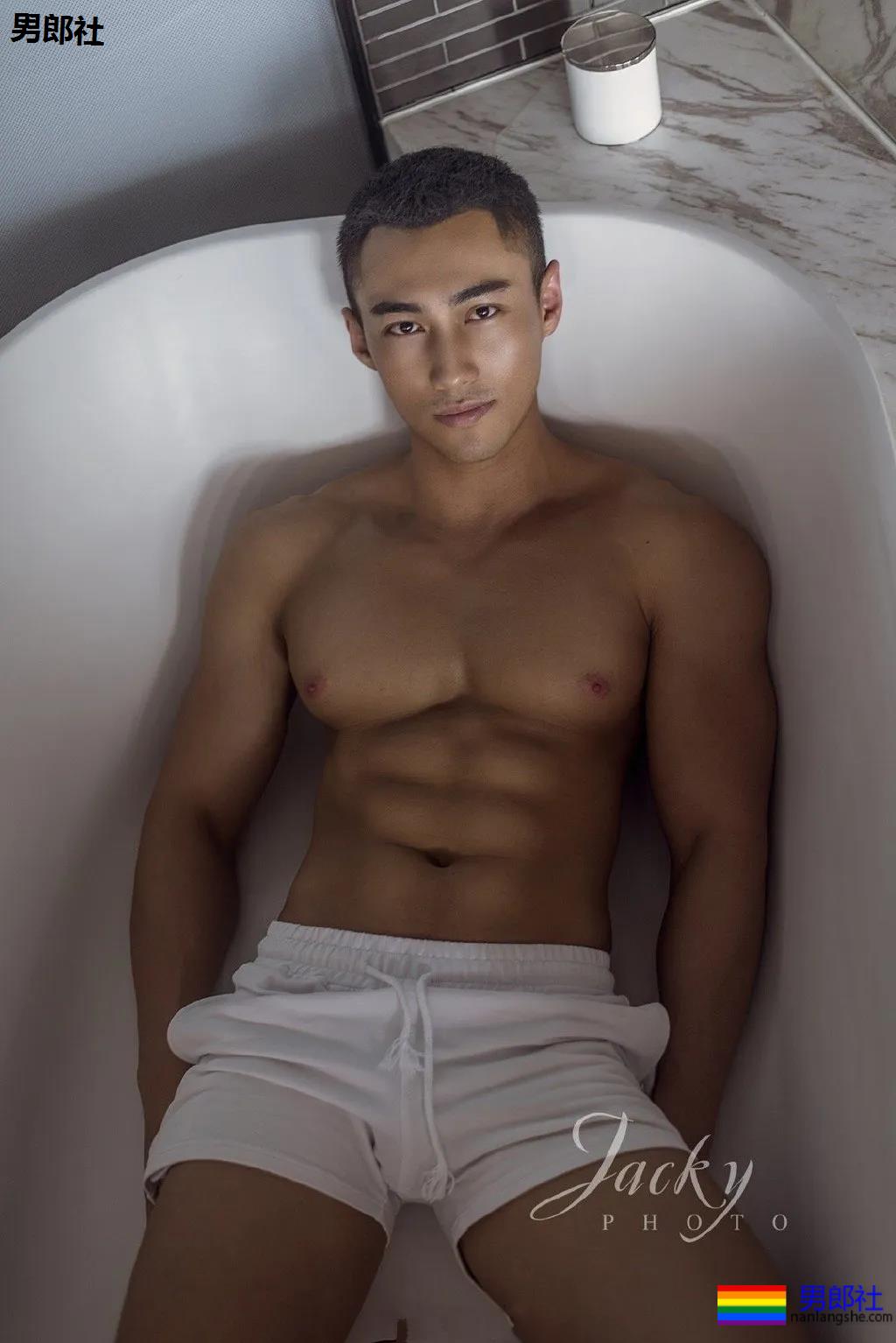 寸头短裤筋肉男浴缸照走红！后翘大胸腹肌好身材，A炸了！-51虹马