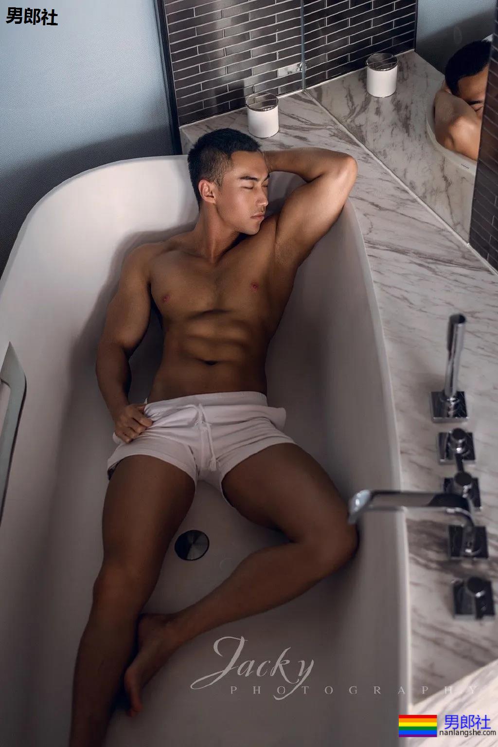 寸头短裤筋肉男浴缸照走红!后翘大胸腹肌好身材,A炸了! - 51虹马 寸头短裤筋肉男浴缸照走红!后翘大胸腹肌好身材,A炸了! - 51虹马