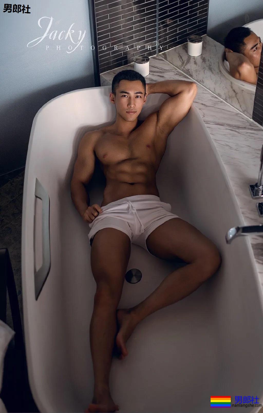 寸头短裤筋肉男浴缸照走红!后翘大胸腹肌好身材,A炸了! - 51虹马 寸头短裤筋肉男浴缸照走红!后翘大胸腹肌好身材,A炸了! - 51虹马