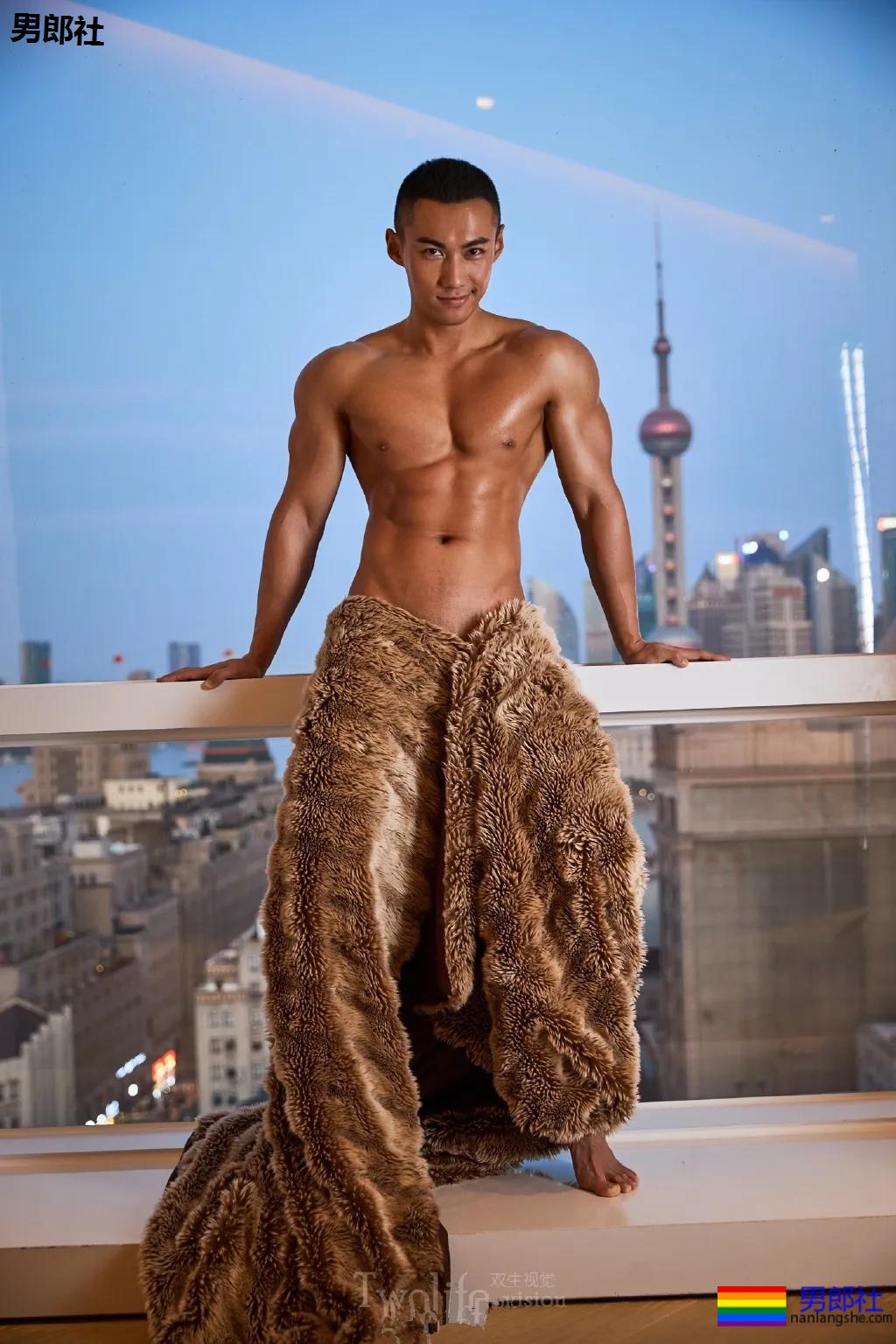 寸头短裤筋肉男浴缸照走红!后翘大胸腹肌好身材,A炸了! - 51虹马 寸头短裤筋肉男浴缸照走红!后翘大胸腹肌好身材,A炸了! - 51虹马