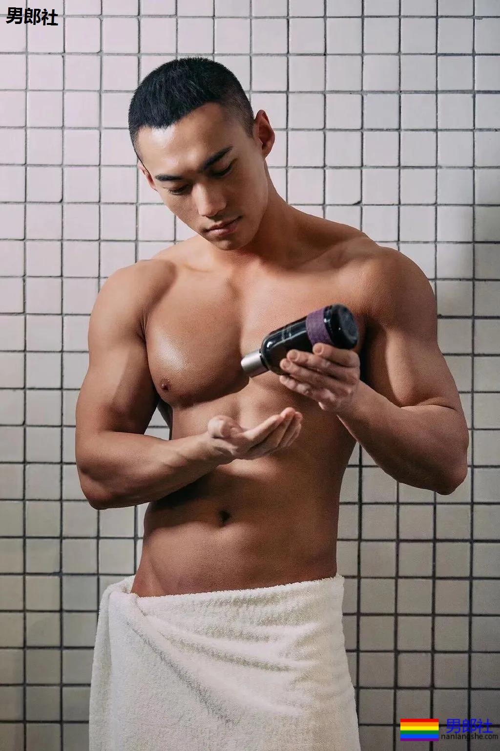 寸头短裤筋肉男浴缸照走红!后翘大胸腹肌好身材,A炸了! - 51虹马 寸头短裤筋肉男浴缸照走红!后翘大胸腹肌好身材,A炸了! - 51虹马