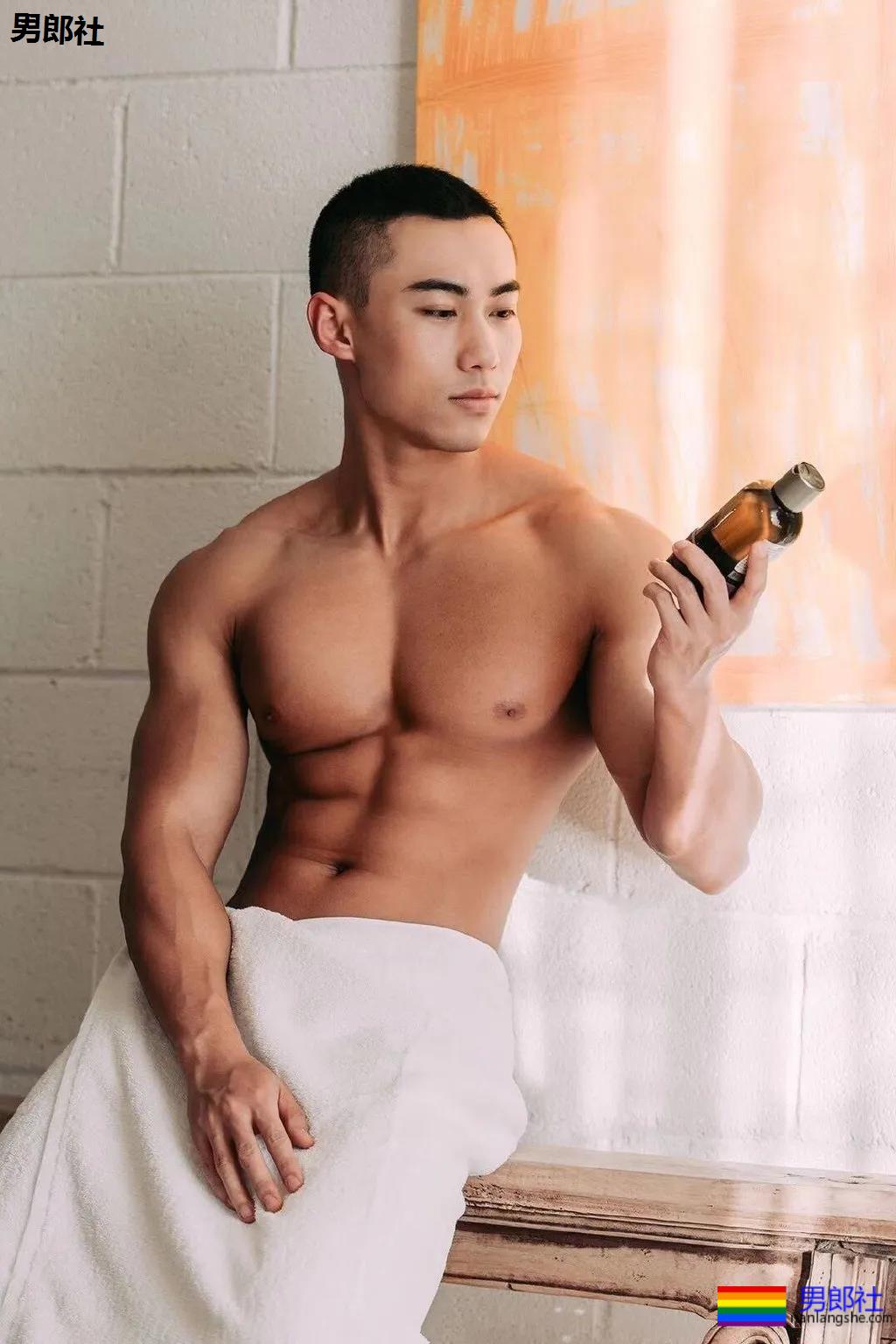 寸头短裤筋肉男浴缸照走红!后翘大胸腹肌好身材,A炸了! - 51虹马 寸头短裤筋肉男浴缸照走红!后翘大胸腹肌好身材,A炸了! - 51虹马