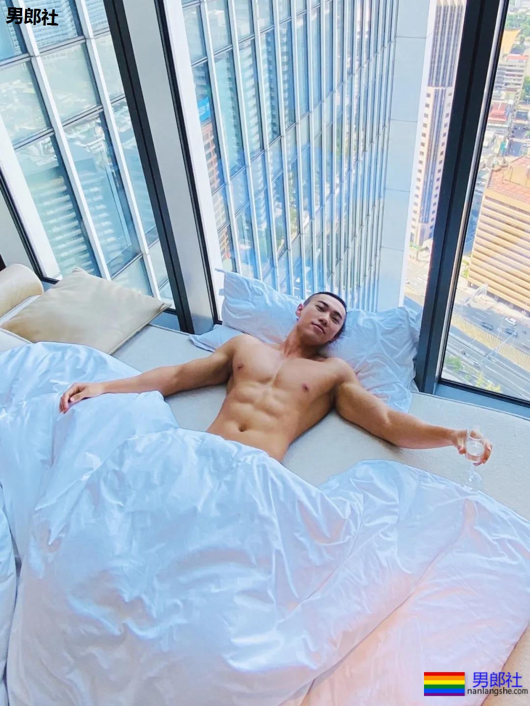 寸头短裤筋肉男浴缸照走红!后翘大胸腹肌好身材,A炸了! - 51虹马 寸头短裤筋肉男浴缸照走红!后翘大胸腹肌好身材,A炸了! - 51虹马