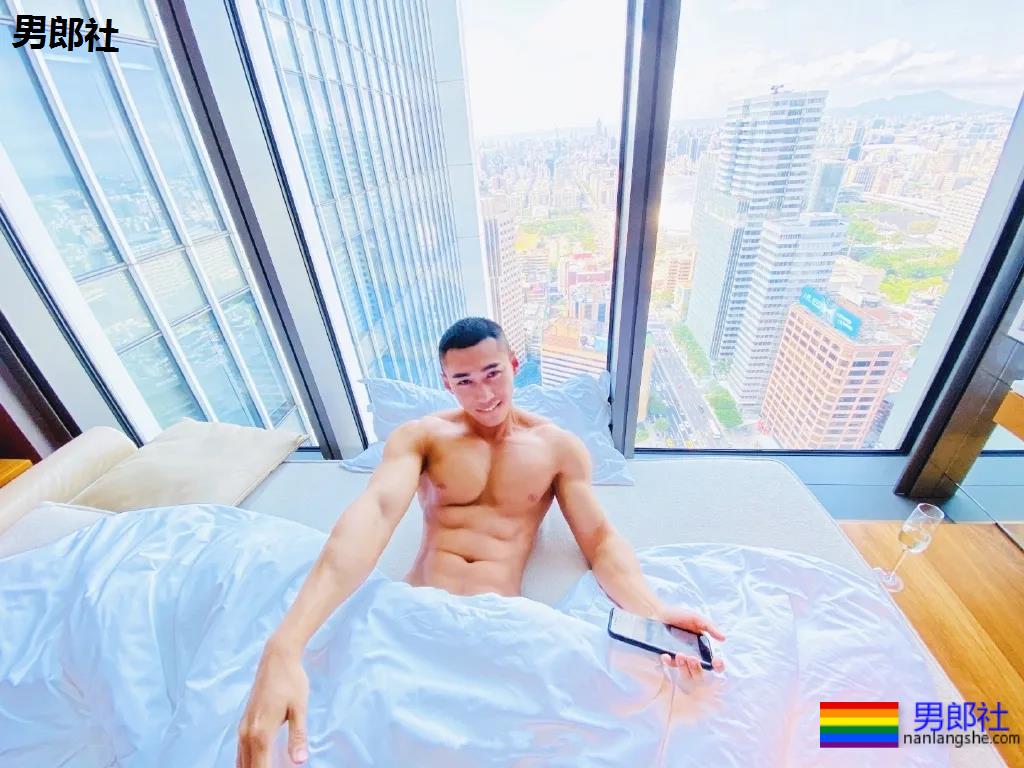 寸头短裤筋肉男浴缸照走红!后翘大胸腹肌好身材,A炸了! - 51虹马 寸头短裤筋肉男浴缸照走红!后翘大胸腹肌好身材,A炸了! - 51虹马