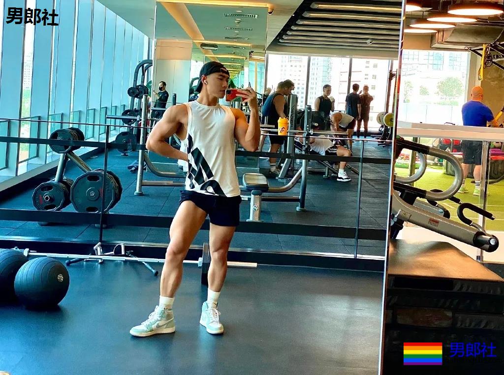 寸头短裤筋肉男浴缸照走红!后翘大胸腹肌好身材,A炸了! - 51虹马 寸头短裤筋肉男浴缸照走红!后翘大胸腹肌好身材,A炸了! - 51虹马