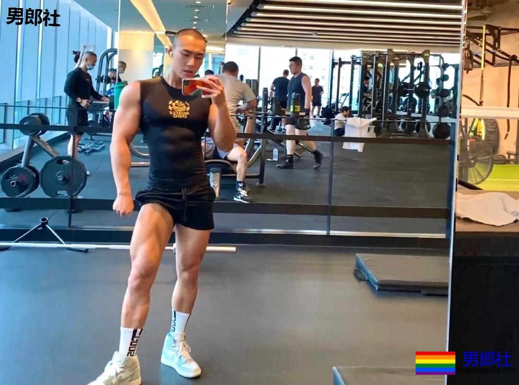 寸头短裤筋肉男浴缸照走红!后翘大胸腹肌好身材,A炸了! - 51虹马 寸头短裤筋肉男浴缸照走红!后翘大胸腹肌好身材,A炸了! - 51虹马