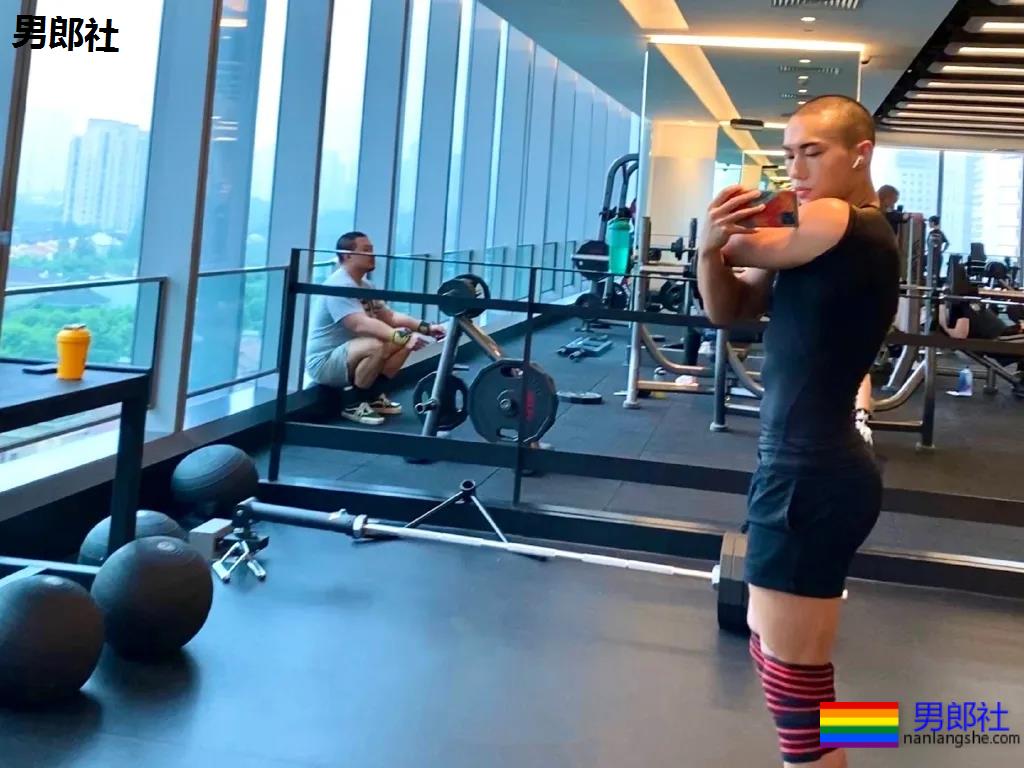 寸头短裤筋肉男浴缸照走红!后翘大胸腹肌好身材,A炸了! - 51虹马 寸头短裤筋肉男浴缸照走红!后翘大胸腹肌好身材,A炸了! - 51虹马