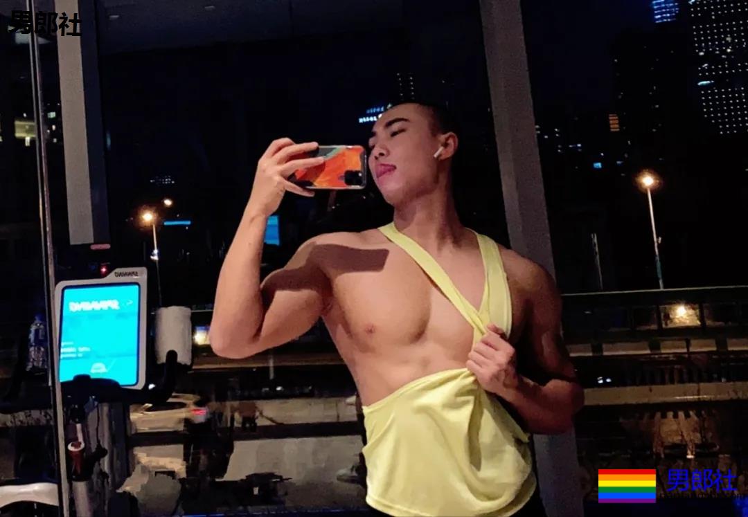 寸头短裤筋肉男浴缸照走红!后翘大胸腹肌好身材,A炸了! - 51虹马 寸头短裤筋肉男浴缸照走红!后翘大胸腹肌好身材,A炸了! - 51虹马