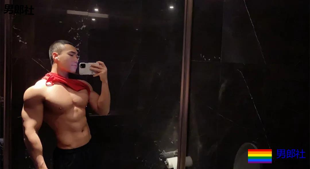 寸头短裤筋肉男浴缸照走红!后翘大胸腹肌好身材,A炸了! - 51虹马 寸头短裤筋肉男浴缸照走红!后翘大胸腹肌好身材,A炸了! - 51虹马