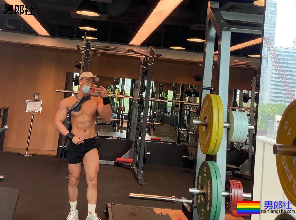 寸头短裤筋肉男浴缸照走红!后翘大胸腹肌好身材,A炸了! - 51虹马 寸头短裤筋肉男浴缸照走红!后翘大胸腹肌好身材,A炸了! - 51虹马