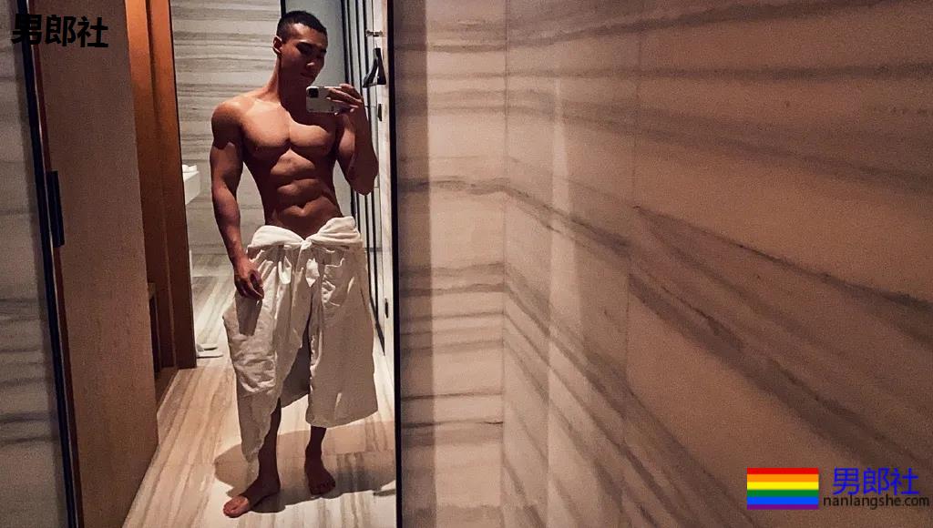 寸头短裤筋肉男浴缸照走红!后翘大胸腹肌好身材,A炸了! - 51虹马 寸头短裤筋肉男浴缸照走红!后翘大胸腹肌好身材,A炸了! - 51虹马