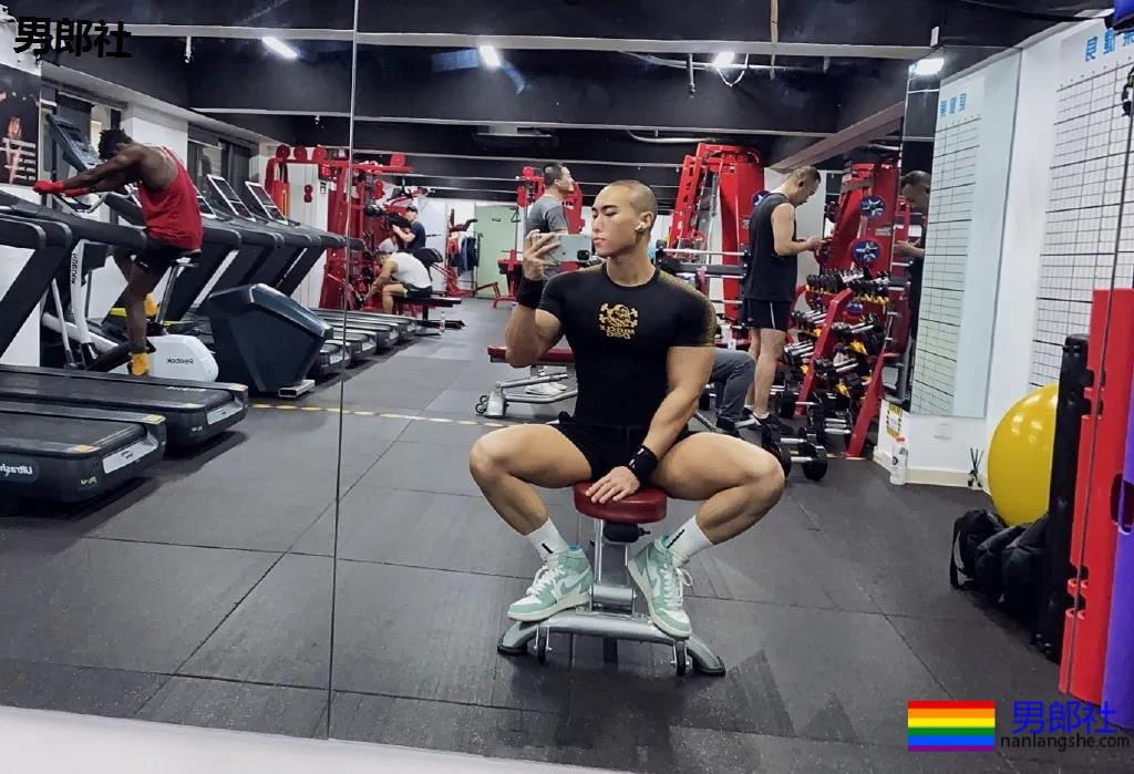 寸头短裤筋肉男浴缸照走红!后翘大胸腹肌好身材,A炸了! - 51虹马 寸头短裤筋肉男浴缸照走红!后翘大胸腹肌好身材,A炸了! - 51虹马