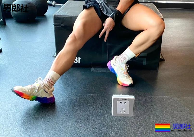 寸头短裤筋肉男浴缸照走红!后翘大胸腹肌好身材,A炸了! - 51虹马 寸头短裤筋肉男浴缸照走红!后翘大胸腹肌好身材,A炸了! - 51虹马