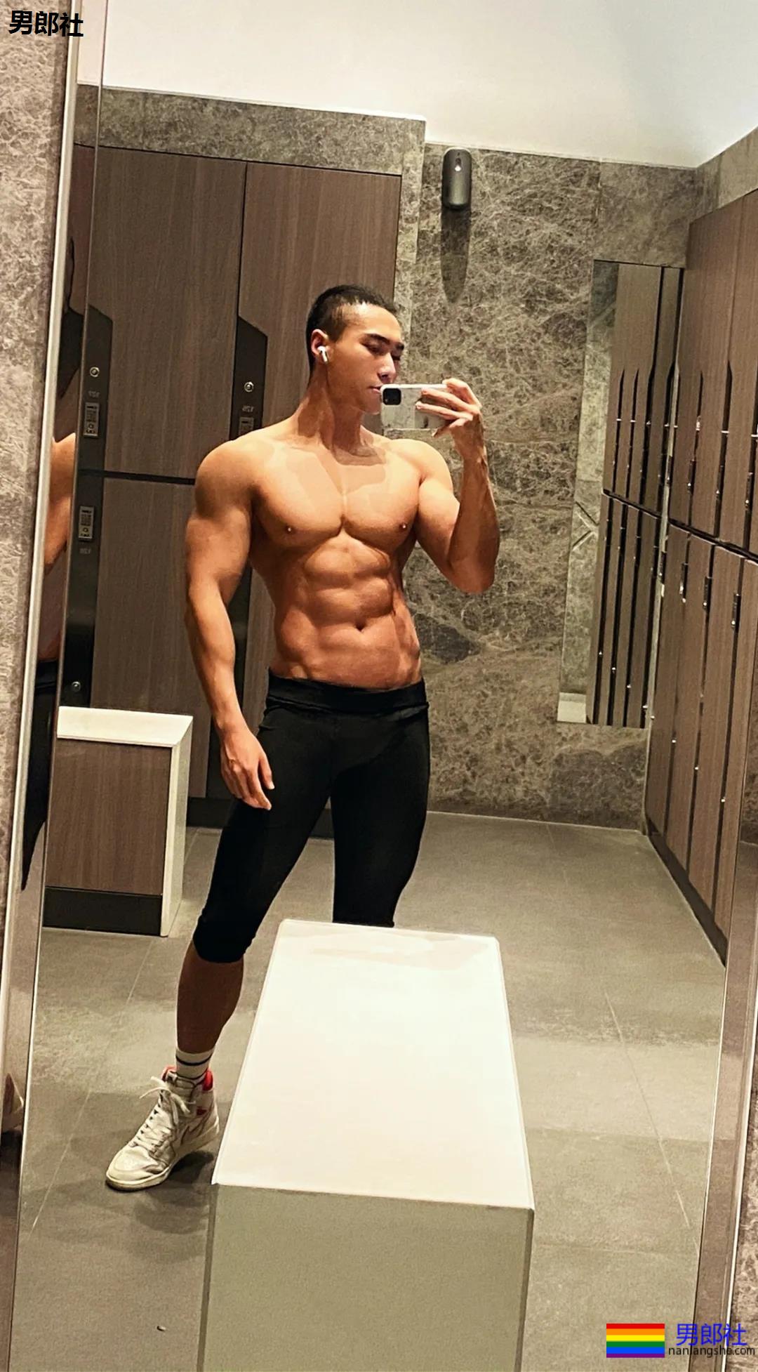 寸头短裤筋肉男浴缸照走红!后翘大胸腹肌好身材,A炸了! - 51虹马 寸头短裤筋肉男浴缸照走红!后翘大胸腹肌好身材,A炸了! - 51虹马