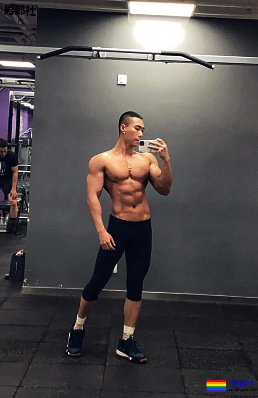 寸头短裤筋肉男浴缸照走红!后翘大胸腹肌好身材,A炸了! - 51虹马 寸头短裤筋肉男浴缸照走红!后翘大胸腹肌好身材,A炸了! - 51虹马