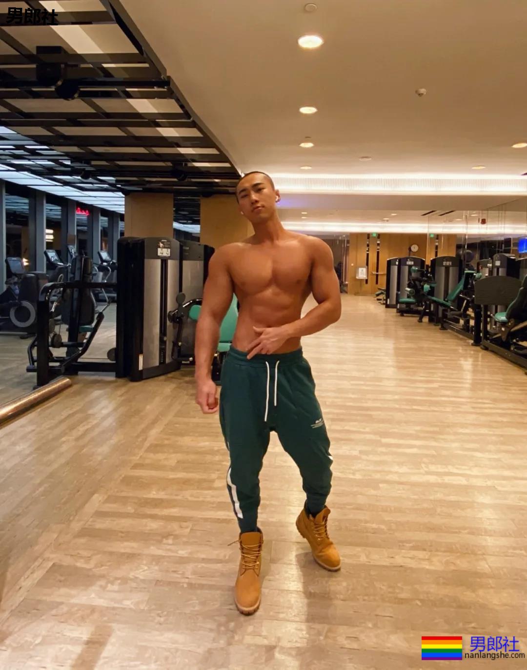 寸头短裤筋肉男浴缸照走红!后翘大胸腹肌好身材,A炸了! - 51虹马 寸头短裤筋肉男浴缸照走红!后翘大胸腹肌好身材,A炸了! - 51虹马