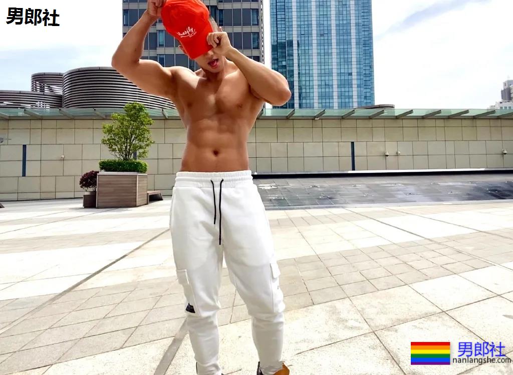 寸头短裤筋肉男浴缸照走红!后翘大胸腹肌好身材,A炸了! - 51虹马 寸头短裤筋肉男浴缸照走红!后翘大胸腹肌好身材,A炸了! - 51虹马