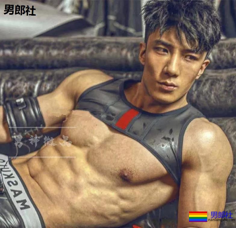 185高帅粗腿大胸男模，戴眼罩拍"字母风"写真！这样的男人很伤身！ - 51虹马