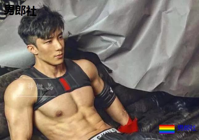 185高帅粗腿大胸男模，戴眼罩拍"字母风"写真！这样的男人很伤身！ - 51虹马