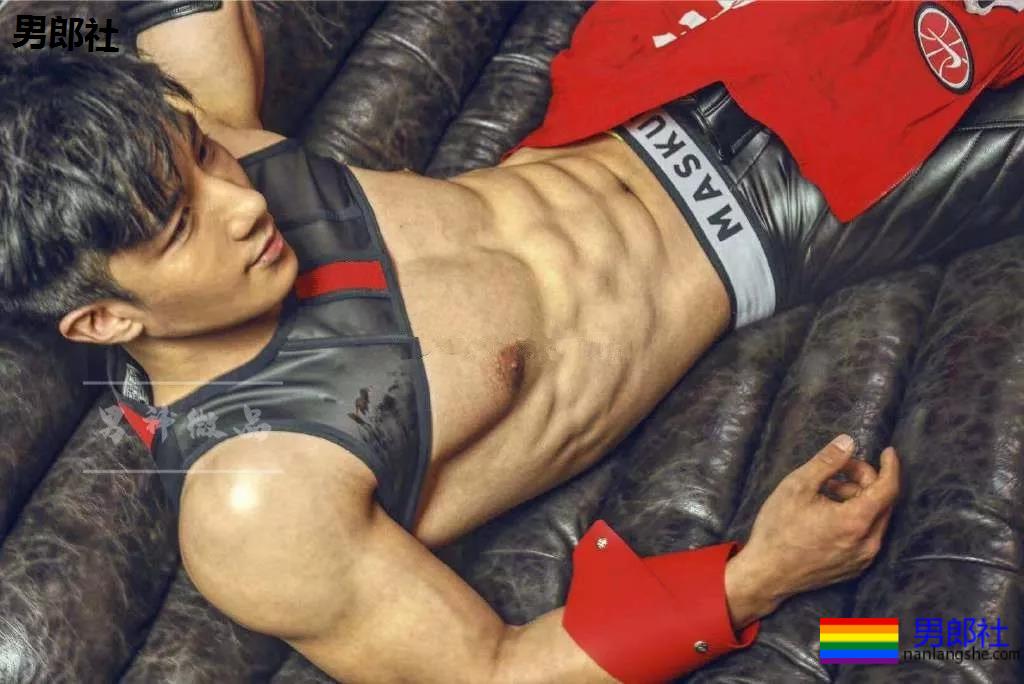 185高帅粗腿大胸男模，戴眼罩拍"字母风"写真！这样的男人很伤身！ - 51虹马