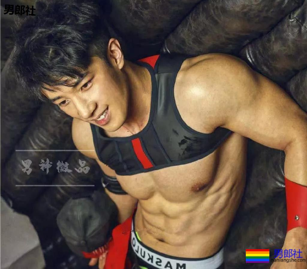 185高帅粗腿大胸男模，戴眼罩拍"字母风"写真！这样的男人很伤身！ - 51虹马