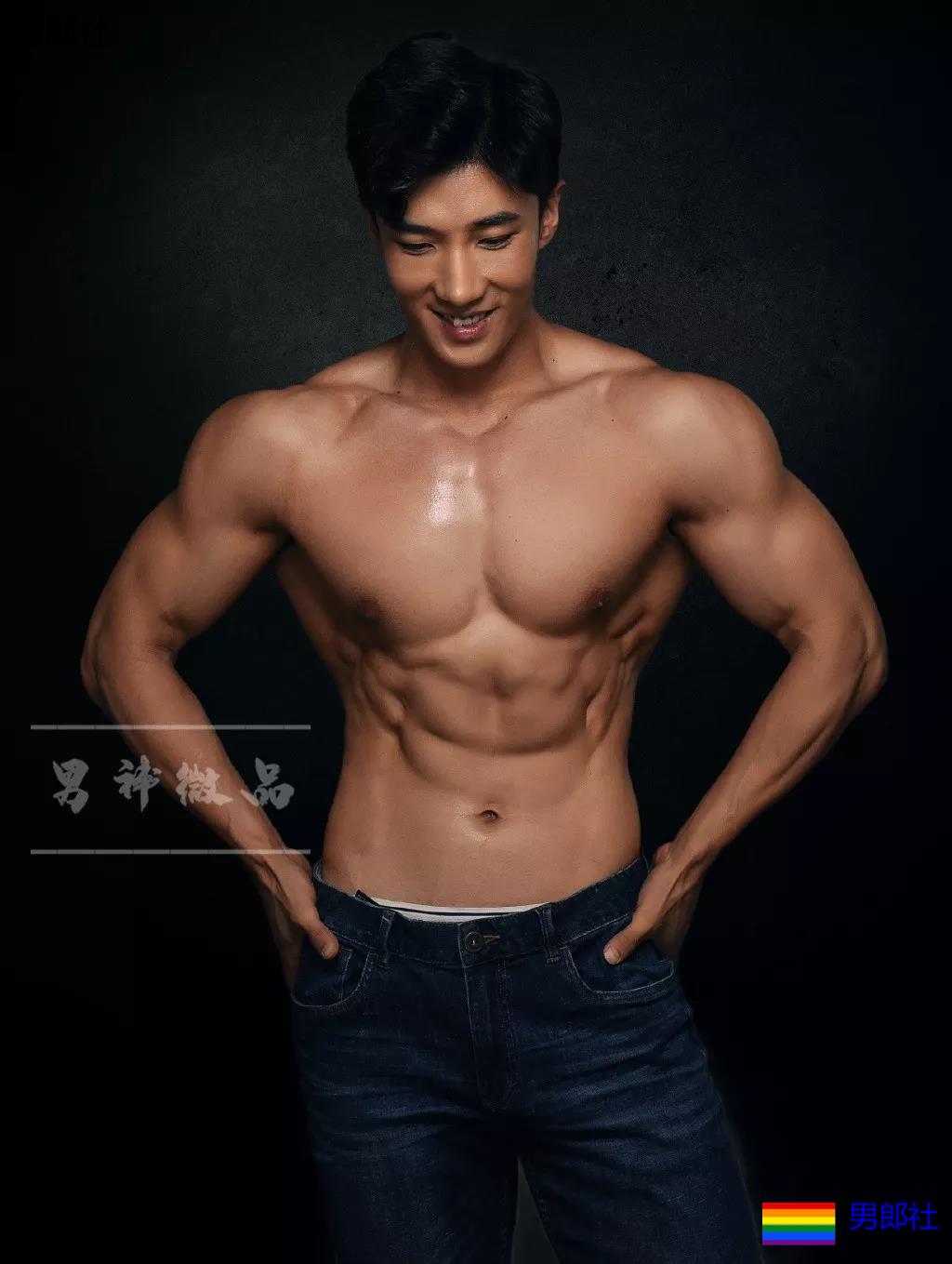 185高帅粗腿大胸男模，戴眼罩拍"字母风"写真！这样的男人很伤身！ - 51虹马