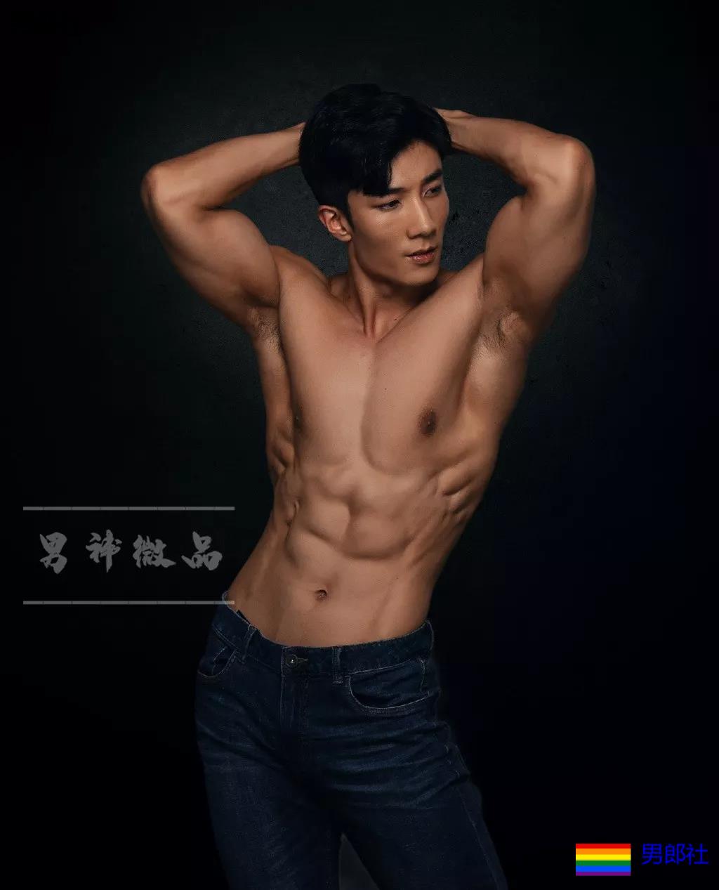 185高帅粗腿大胸男模，戴眼罩拍"字母风"写真！这样的男人很伤身！ - 51虹马