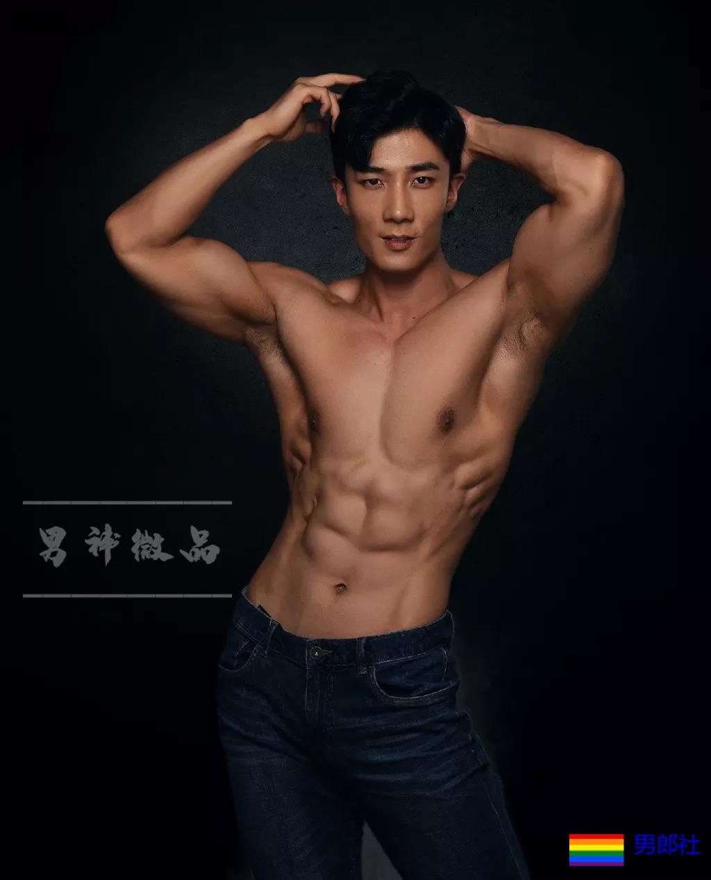 185高帅粗腿大胸男模，戴眼罩拍"字母风"写真！这样的男人很伤身！ - 51虹马