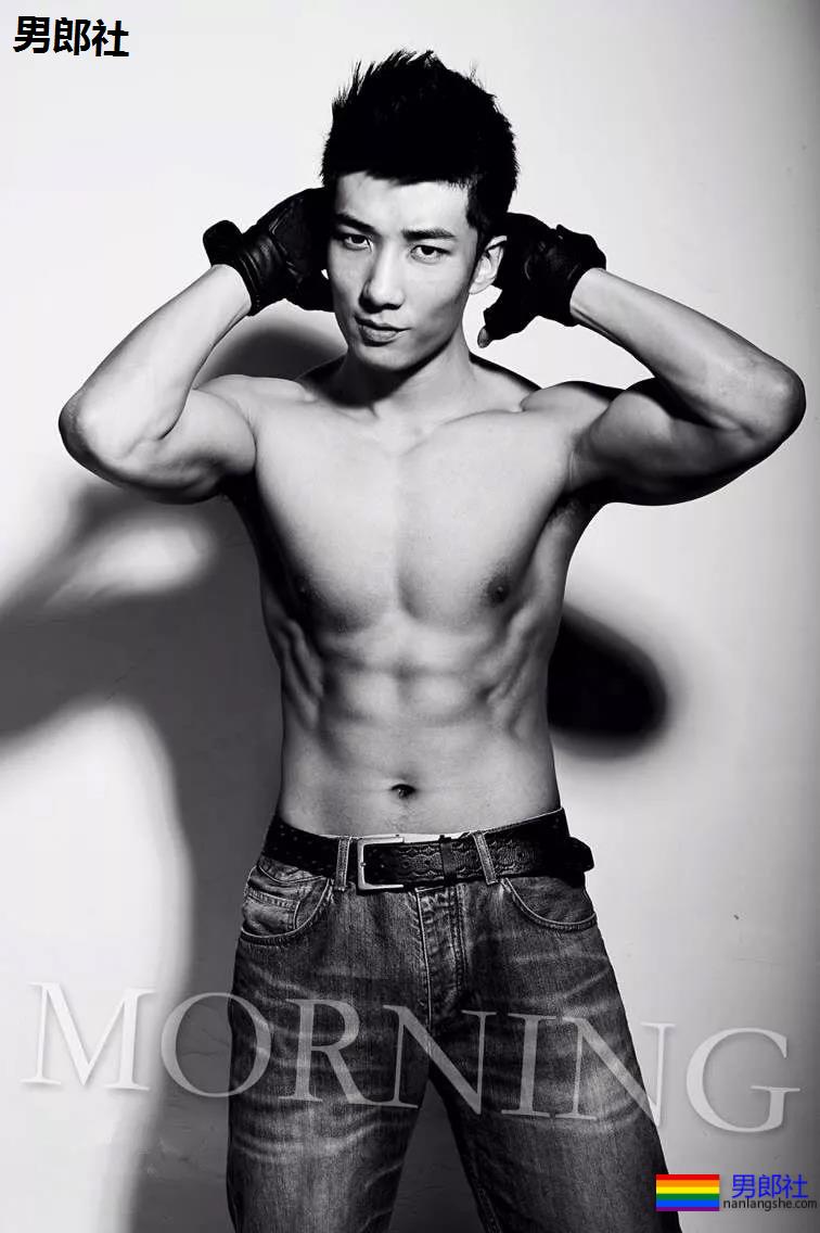 185高帅粗腿大胸男模，戴眼罩拍"字母风"写真！这样的男人很伤身！ - 51虹马